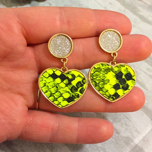 Neon snakeskin heart drop earrings - Picture 6 of 6